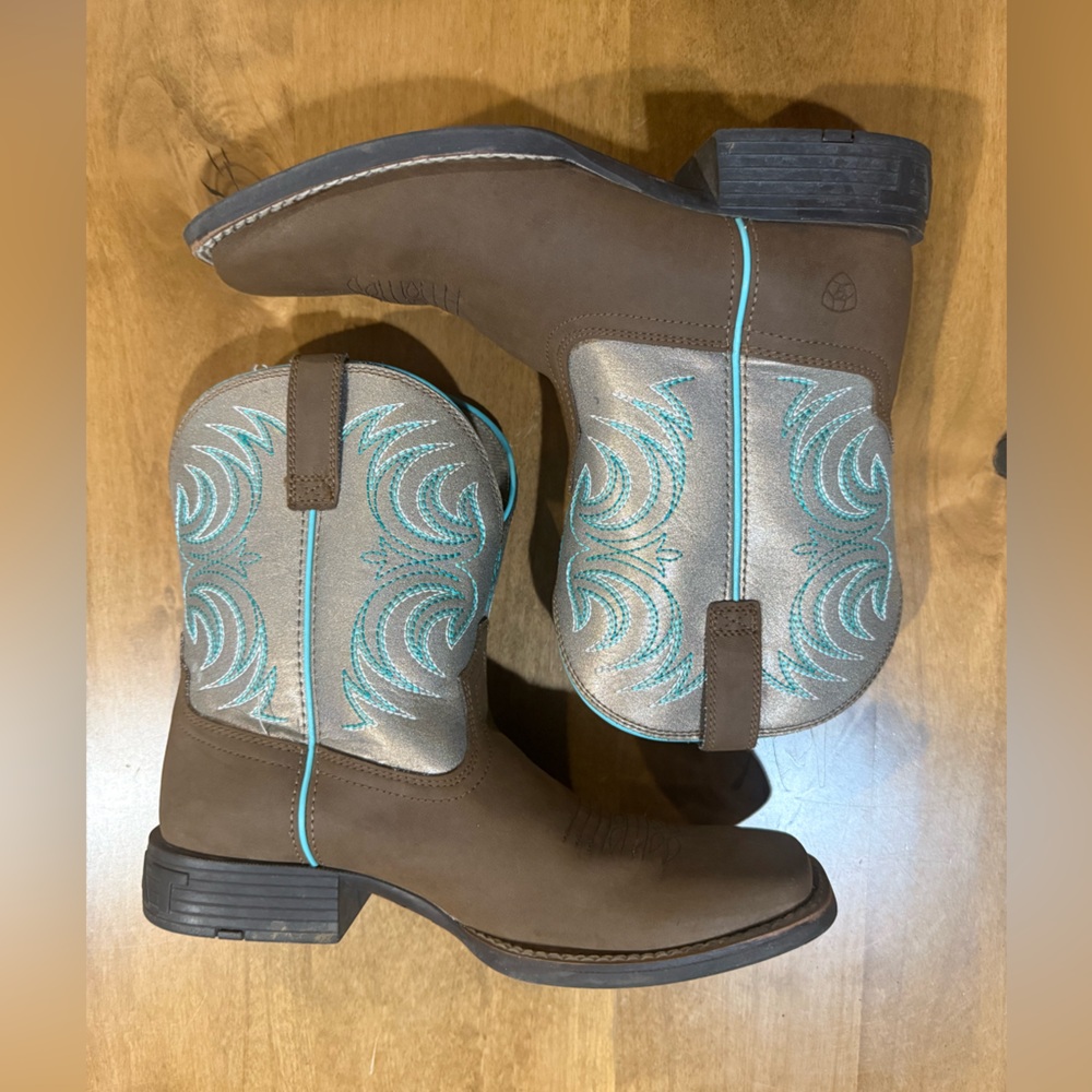 ARIAT YOUTH SQUARE TOE COWBOY BOOTS, SIZE YOUTH 6, GUC